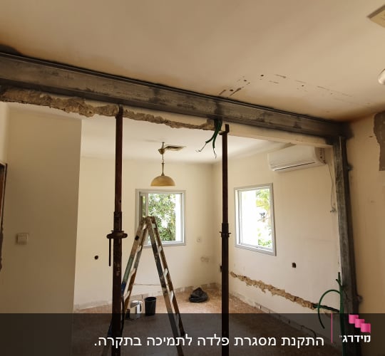 מסגרת מתכת מותקנת בקיר פנימי במהלך שיפוץ